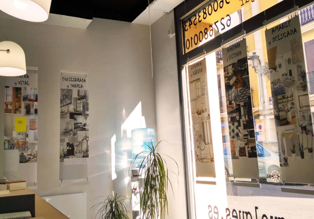 carteles publicitarios escaparate