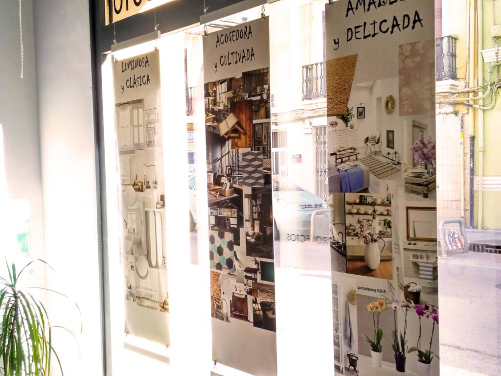 carteles publicitarios escaparate